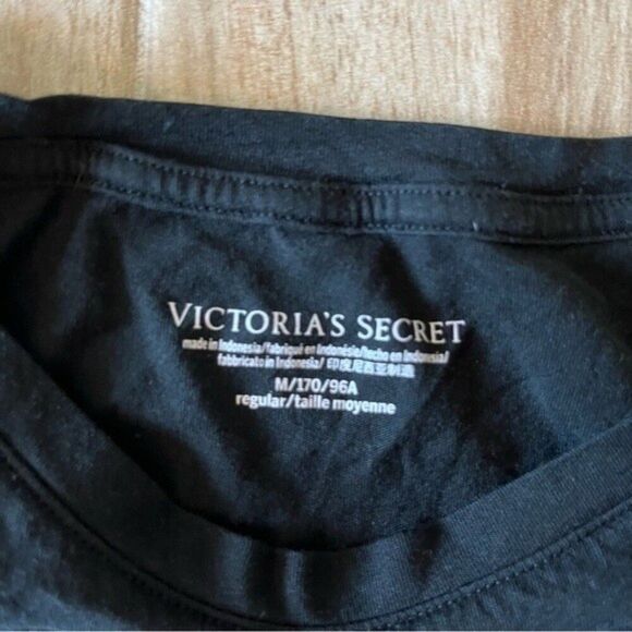 VICTORIA’S SECRET Short Sleeve Graphic Tee Shirt Size Medium - Picture 4 of 4